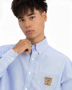 Camisa Oxford Too Blue Signature en tono azul, corte regular, con logotipo de cuero grabado y bordado en la espalda para un estilo versátil. - Product Image 5
