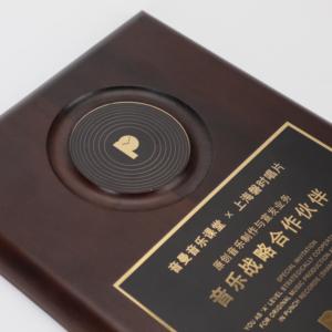 Trofeo Ecológico Sostenible de Madera de Nogal con Texto Grabado para Campañas Ambientales e Iniciativas Ecológicas - Product Image 2
