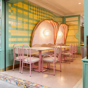 Patisserie Modern Anggun dengan Toonbank Pengatur Iklim Kaca, Toonbank Terbuka Bertingkat, dan Panel Lapisan LED Terintegrasi - Product Image 3