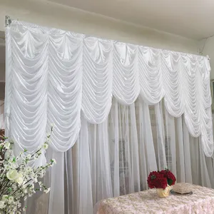 Decorazione elegante 3D sfondo bianco con tende a malloppo tende