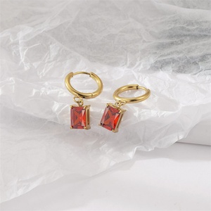 Boucles d'oreilles créoles carrées de luxe en acier inoxydable avec pierres de cristal pour femme - Product Image 4