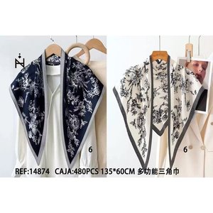 Sciarpa triangolare Zhihao 135x60 cm con stampa floreale per donna, accessorio di moda multifunzionale - Product Image 3