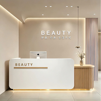 Bureau de réception moderne en bois d'ingénierie laqué avec panneau en bois lamellé et éclairage LED pour salon de beauté ou clinique