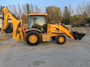 Chargeuse-pelleteuse Caterpillar CAT 420F 4WD d'occasion en bon état de marche, moteur CAT d'origine - Product Image 6