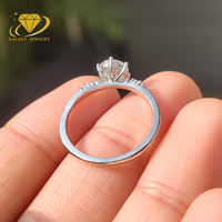 Bague de fiançailles personnalisée en or rose 14 carats avec diamant de laboratoire CVD HPHT rond de 2 carats, sertie en grappe latérale, pour femme