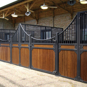 Boîte d'écurie pour chevaux galvanisée de luxe personnalisée de 4.2m Équipement de vente Écurie pour chevaux d'extérieur portable à cadre en acier avec toit Stalel - Product Image 4