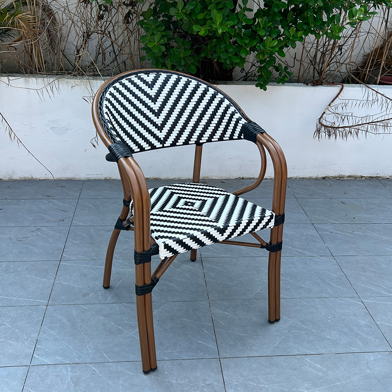 Sedia in rattan in stile francese 1