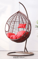 Balcon d'appartement, chaleureux et esthétique, chaise suspendue de style nid d'oiseau
