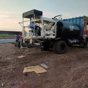 Rociador de betún montado en camión Distribuidor de presión de betún de alta precisión para construcción de carreteras - Product Image 1