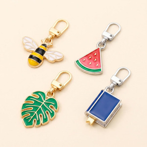 Tirazip Personalizzato in Metallo Smaltato, Decorativo, Sostitutivo, con Logo Dorato e Nero, Anello Distaccabile per Zaino, Premium - Product Image 1