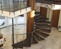 Escalier en colimaçon en bois de luxe sur mesure, design architectural circulaire moderne, pour villa résidentielle intérieure haut de gamme