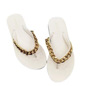Nuevas Sandalias planas de tacón alto a la moda para mujer, zapatos de playa de verano, cadena de estilo coreano, zapatillas de <span class=keywords><strong>agua</strong></span> para exteriores con diamantes de imitación - Product Image 6