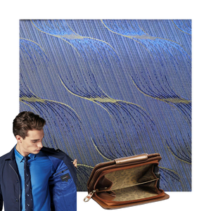 Tela de satén Jacquard de viscosa 55% de poliéster 45% de alta calidad en patrón de <span class=keywords><strong>plumas</strong></span> doradas impermeable para forro de <span class=keywords><strong>traje</strong></span> de niños teñido liso - Product Image 1