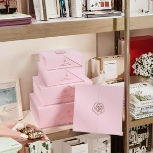 Pochettes magnétiques roses haut de gamme à double ouverture, emballage écologique couché, poignée en matériaux recyclés, pour gaufrage et estampage de chaussettes - Product Image 1