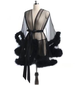 Robe de nuit sexy en satin rouge avec bordure en fourrure et plumes pour femme, idéale pour les nuits de noces, en tissu transparent et doux. - Product Image 6