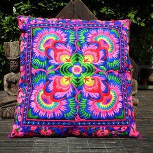 Funda de Cojín Bordada con Flores Coloridas, Estilo Bohemio Cuadrado, Hecho a Mano en México, Algodón Orgánico, Decoración del Hogar - Product Image 1