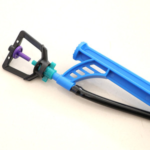Système d'irrigation goutte à goutte en plastique bleu avec buse réglable pour usage en jardin - Product Image 1