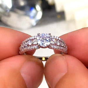 Anello in Argento F752 con Diamante, Anello di Fidanzamento da Donna con Diamante Sintetico Taglio Brillante Rotondo e Pietre Laterali, Colore G - Product Image 2