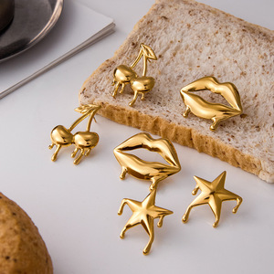 Pendientes de botón Lava Food de aleación de zinc con forma de labios dorados, joyería para fiesta - Product Image 2