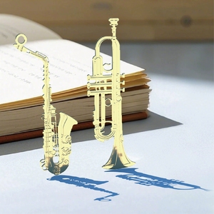 Marque-page musical créatif en métal en forme de saxophone, trompette, accordéon, violon, guitare, piano avec pompon – Vente en gros - Product Image 3