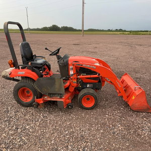 Kubota Wheel Tractor 25HP With Front Loader Red Color - Product Image 2