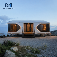 Maison conteneur en acier moderne et futuriste, capsule spatiale mobile avec vue panoramique pour usage hôtelier
