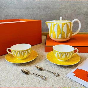 Nouvel ensemble de café et de thé en porcelaine fine, série Soleil Jaune Géométrique Européen, comprenant une cafetière, deux tasses et un plateau - Product Image 1