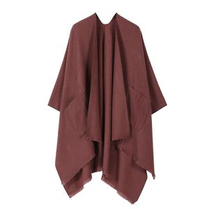 Poncho de bolsillo para mujer de punto plisado étnico tradicional de invierno con patrón y tela personalizados proveedor de <span class=keywords><strong>ropa</strong></span> en línea - Product Image 3