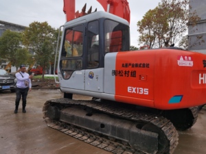 Excavadora roja Hitachi EX135 con cucharón para uso en construcción - Product Image 4