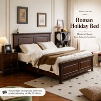 Lit moderne en bois massif de chêne rouge américain, taille king, luxueux et élégant, pour chambre principale.