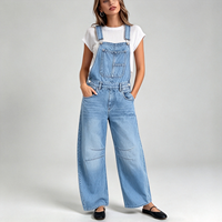 Salopette en jean bleu pâle pour femme, coupe ample et jambe large, style urbain pour le quotidien