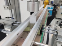 Machine de capsulage de remplissage de flacons en verre de petites bouteilles en plastique d'aluminium automatique de bureau machine de capsulage d'huile essentielle
