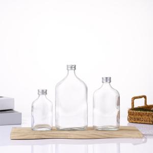 Bouteille vide transparente haut de gamme, plate et ronde, 50 ml/100 ml/250 ml, adaptée au brandy, au gin, au rhum, à la vodka, à la <span class=keywords><strong>tequila</strong></span>, avec bouchon en aluminium - Product Image 1