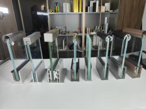 Fabricant de profilés <span class=keywords><strong>en</strong></span> <span class=keywords><strong>verre</strong></span> <span class=keywords><strong>aluminium</strong></span> profilés de base de poteaux de garde-corps <span class=keywords><strong>en</strong></span> <span class=keywords><strong>aluminium</strong></span> à canal <span class=keywords><strong>en</strong></span> U pour balustrade de main courante <span class=keywords><strong>en</strong></span> <span class=keywords><strong>verre</strong></span> - Product Image 3