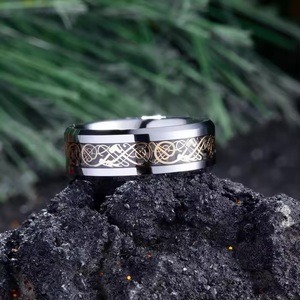 Sex Sieraden Gouden Ring Draak En Gele Koolstofvezel Wolfraamcarbide Haan Ring Mannen Groot Formaat Penis Ringen - Product Image 3