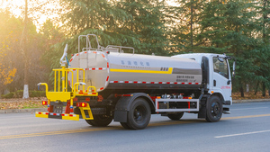Le fabricant vend un véhicule de pulvérisation vert Dongfeng Huashen 9300L 4x2 avec une pompe à eau personnalisée haut de gamme et un débit élevé - Product Image 3