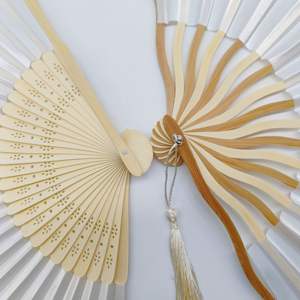 STARGIFT Abanico de Mano de Bambú con Diseño Elegante de 21 cm (8 Pulgadas), Económico, con Mango de Bambú y Estampado de Seda Blanca para Novias, Bodas y Fiestas - Product Image 4