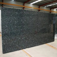Vente en gros de granit vert perle émeraude pour revêtement de sol carreaux design mural dalles de scie à bande