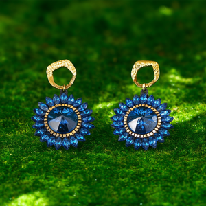 Boucles d'oreilles pendantes tendance en acier inoxydable 316L plaqué or PVD, design tournesol en cristal bleu, bijoux statement - Product Image 3