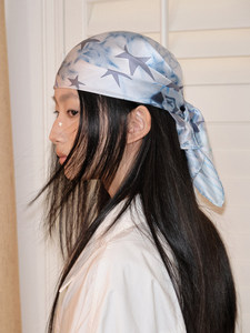 Sciarpa in Seta con Stelle Scintillanti, Design Originale, Bandana Unica e Trendy per Donne, Versatile Sciarpa Quadrata Decorativa Chic - Product Image 1