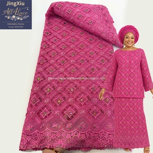 Tela Floral Geométrica Rosa <span class=keywords><strong>Fucsia</strong></span> con Pedrería, Bordado de Diamantes y Borde Festoneado para Trajes de Vestir Nigerianos Aso Ebi - Product Image 1