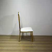 Chaise de mariage de luxe en acier inoxydable doré, dossier incurvé massif, avec coussin en éponge blanche pour les événements de restauration et les banquets d'hôtel