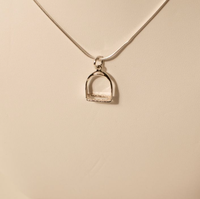 Bijoux en argent minimaliste bijoux de cheval cadeau équestre en acier inoxydable Simple étrier équin pendentif collier