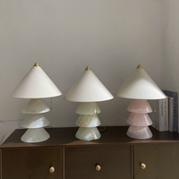 Décoration artisanale en pierre d'onyx naturel empilée, lampe de table avec abat-jour en lin, base en pierre translucide pour la décoration intérieure