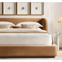 Lit en velours caramel minimaliste italien, lit double enveloppant de luxe à côtés doux, lit en tissu pleine longueur pour chambre principale