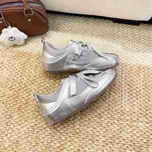 Chaussures d'entraînement de style ballet pour femmes, talon caché de 5 cm, en satin, à lacets, baskets de sport pour la marche, souples, respirantes et confortables - Product Image 1