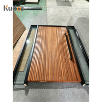 Porte d'entrée pivotante moderne en bois massif à lattes verticales, porte extérieure principale en bois avec panneaux latéraux en verre pour villa et maison