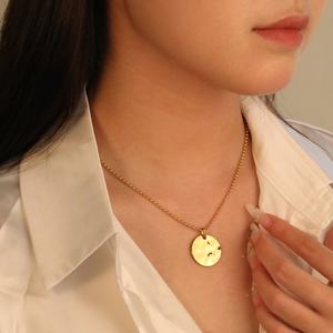 Collier personnalisable à graver en acier inoxydable plaqué or 18 carats, avec chaîne à maillons et pendentif rond lisse en forme de pièce de monnaie - Product Image 1