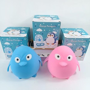 Juguete de pingüino simulado de 18 cm con cremallera, juguete blandito de rebote lento para aliviar el estrés, juguete de caja sorpresa - Product Image 1