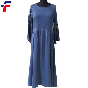 Gaun Panjang Tenunan Biru Berdebu Kustom Wanita dengan Bordir Banyak Warna Lengan Panjang dan Dada Smocking